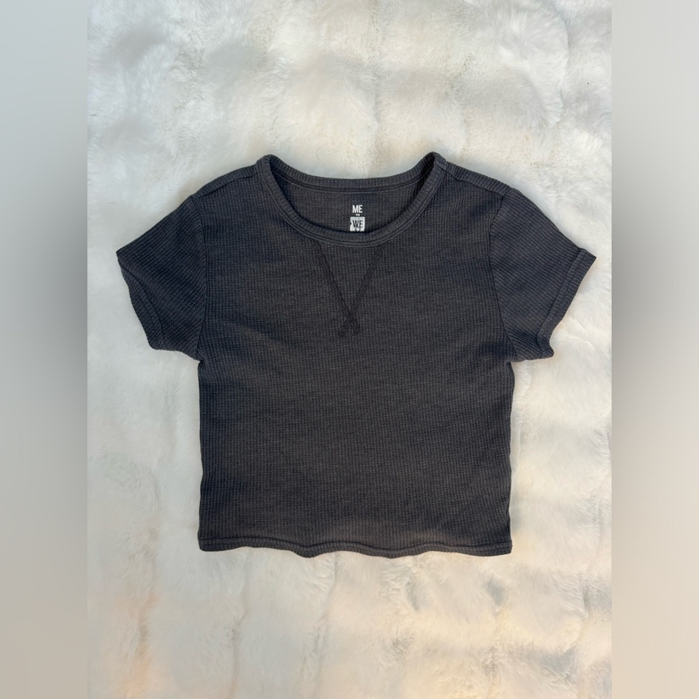 ME TO WE woman’s gray crop top